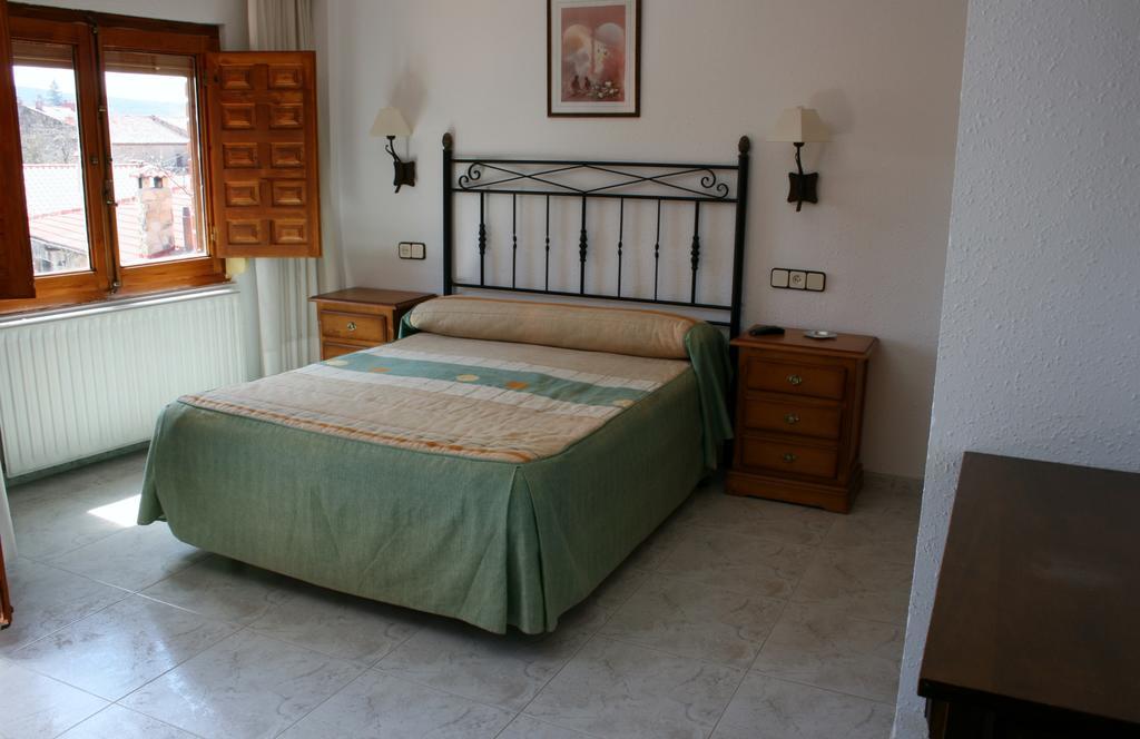 Hostal Visontium Вінуеса Екстер'єр фото